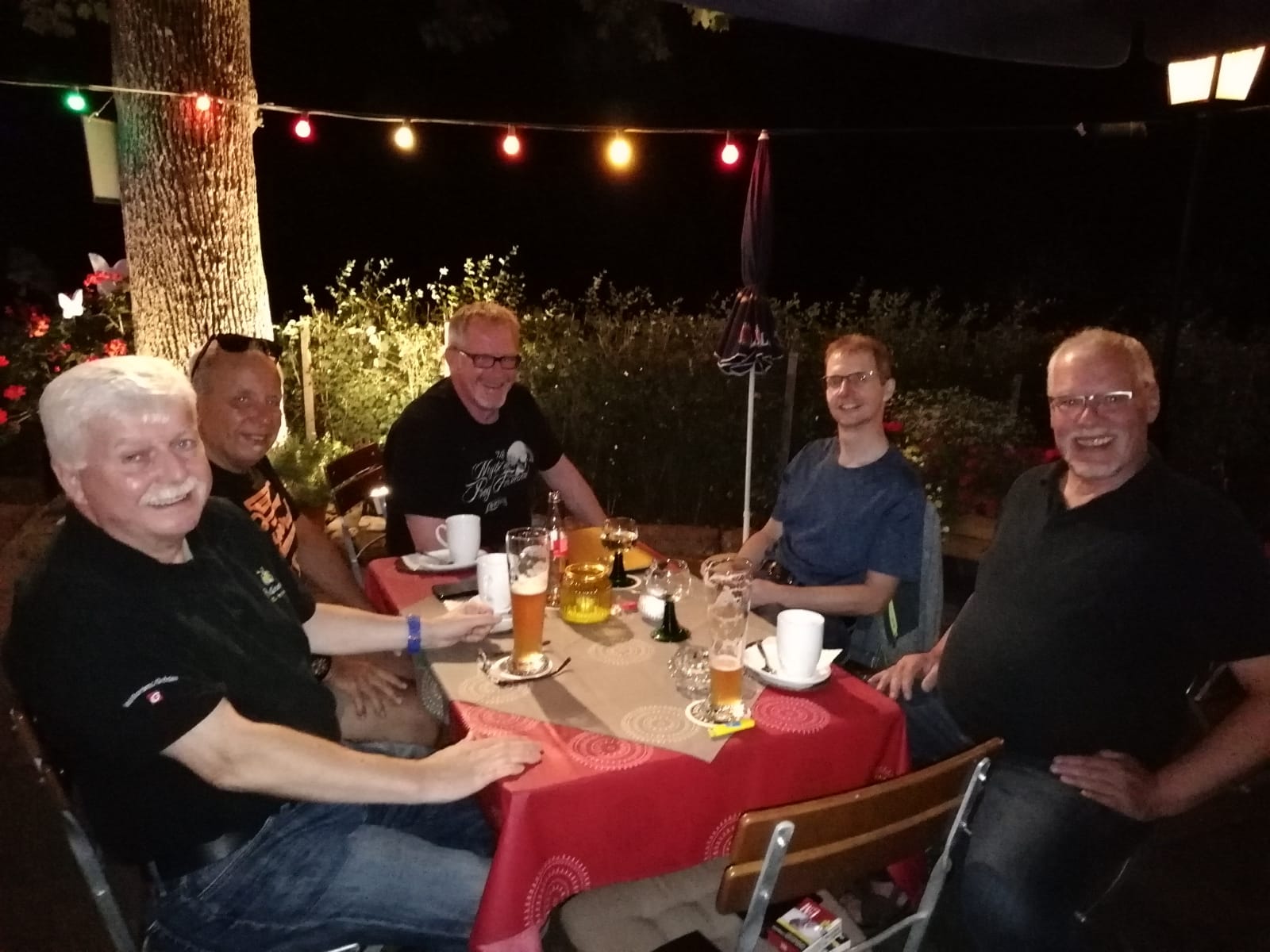 Fnf mde Biker nach dem Abendessen: Rolf, Ralf, Andi, Bernd, Reinhard